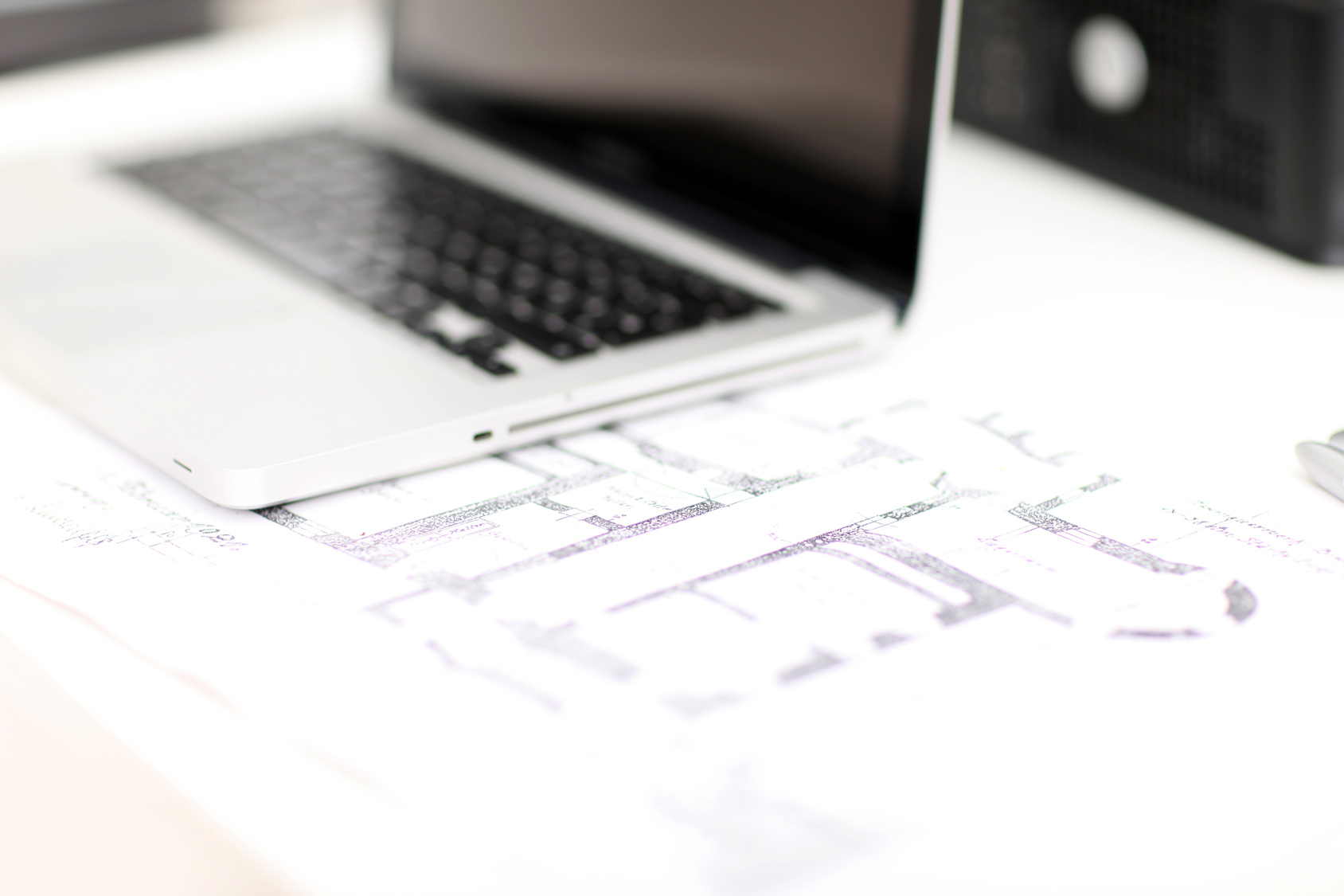 Illustration av digital produktion med blueprint, systemdashboard, natverk och planeringsfloden